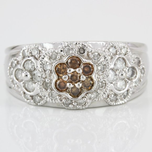 10k White Gold Diamond Flower Band Ring - Picture 1 of 6